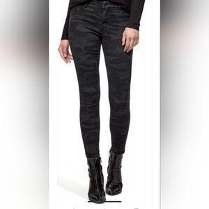 NWT Women's Social Standard Ankle Skinny Jeans, black camo, size 4